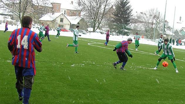 Struhařov si vyšlápl na účastníka I. B třídy Maršovice a ve druhém poločase rozhodl o těsné výhře 3:2