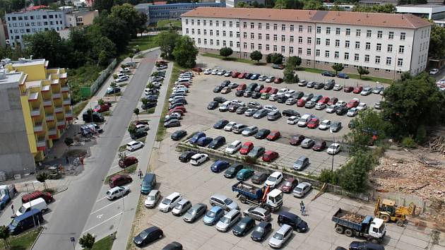 Benešov, pohled na objekt kasáren, v němž najdou místo celníci a pracovníci katastrálního úřadu.  