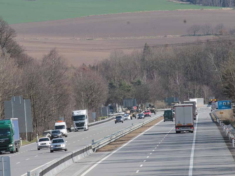 Konvoj amerických vojenských vozidel projel po dálnici D1 kolem Šternova v pondělí 30. března v 14.42.