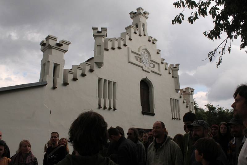 VlčkoviceFest stále pokračuje. Teprve až v neděli ráno se přítomní rozloučí bohoslužbou pod širým nebem.