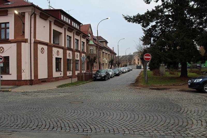 Husovo náměstí s křižovatkou s Husovou a Žižkovou ulicí v Benešově.