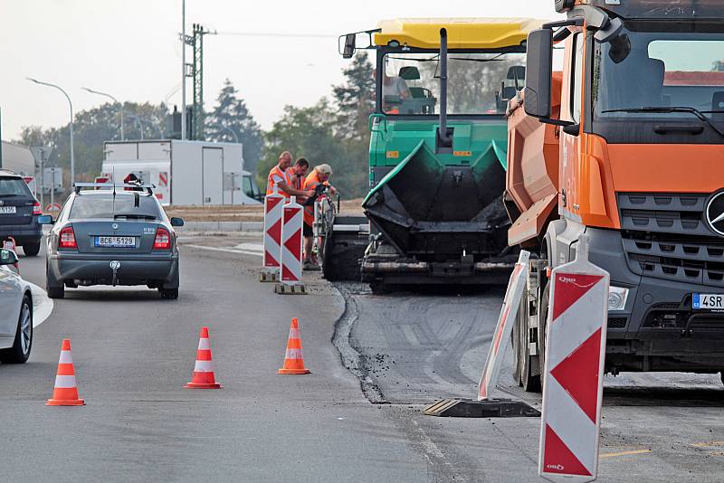 Stavba okružní křižovatky na Červených Vršcích v Benešově.