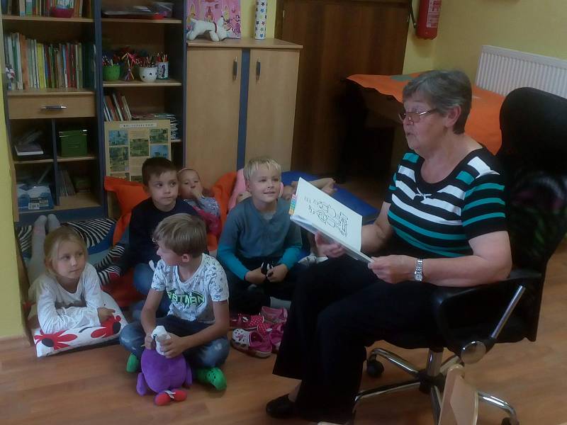 Ze čtení prarodičů dětem v Základní škole Jiráskova v Benešově.