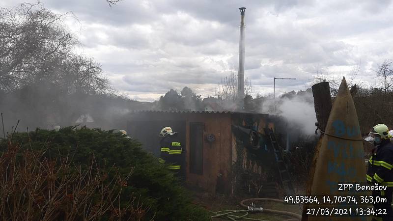 Požár chatky v obci Mrač na Benešovsku 27. března 2021.