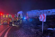 Z nehody cisterny u kruhového objezdu u exitu 12 dálnice D1 u Říčan v okrese Praha – východ 23. ledna 2021.