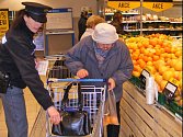 Policistky varovaly nakupující před zloději.