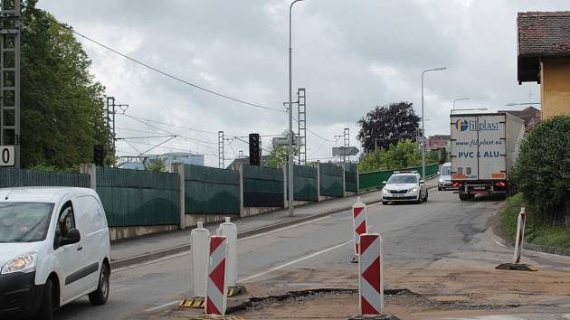 Havárie kanalizace v křížení Máchovy a Hodějovského ulice v Benešově