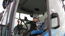 Děti z Mateřské školy MiniSvět Mrač navštívil traktorista se svým pracovním vozidlem.