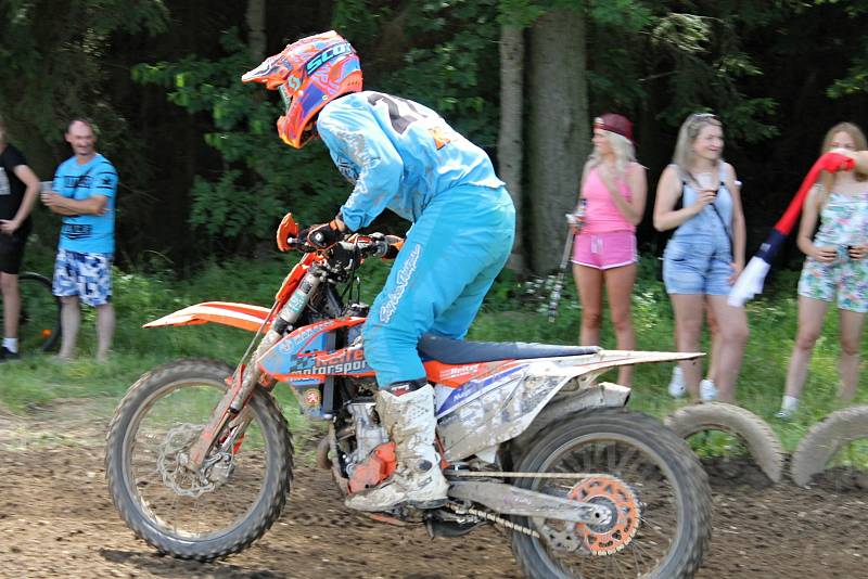 Po rozpravě s jezdci následovaly první a druhé finálové jízdy kategorií hobby MX2, veterán, hobby MX1, 85 ccm, MX2 a MX1.