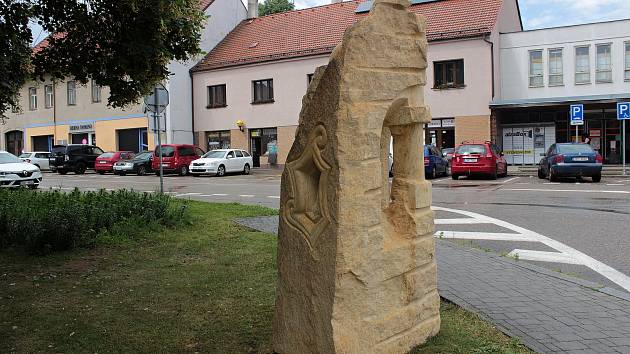 Celkem šest soch z hořického pískovce vytvořených při sochařském sympoziu v Drachkově nyní zdobí Ješutovo náměstí v Bystřici. Sedmý artefakt zůstal přímo v Drachkově.