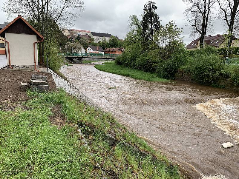 Červený potok v Hořovicích po deštích v polovině května 2021 dosáhl 2. povodňového stupně.