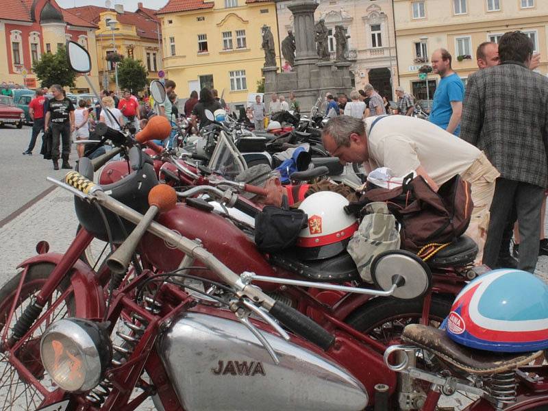 Historická vozidla začala na votické Komenského náměstí najíždět v sobotu po půl dvanácté.