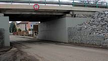 Povrch silnice pod mostem silnice I/3 v Konopišťské ulici v Benešově.