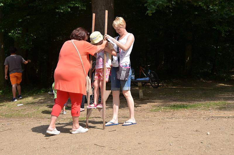 Děti si u Čínského pavilonu vyzkoušely nejen lanovou dráhu, ale také různé soutěžní disciplíny či netradiční bubny.