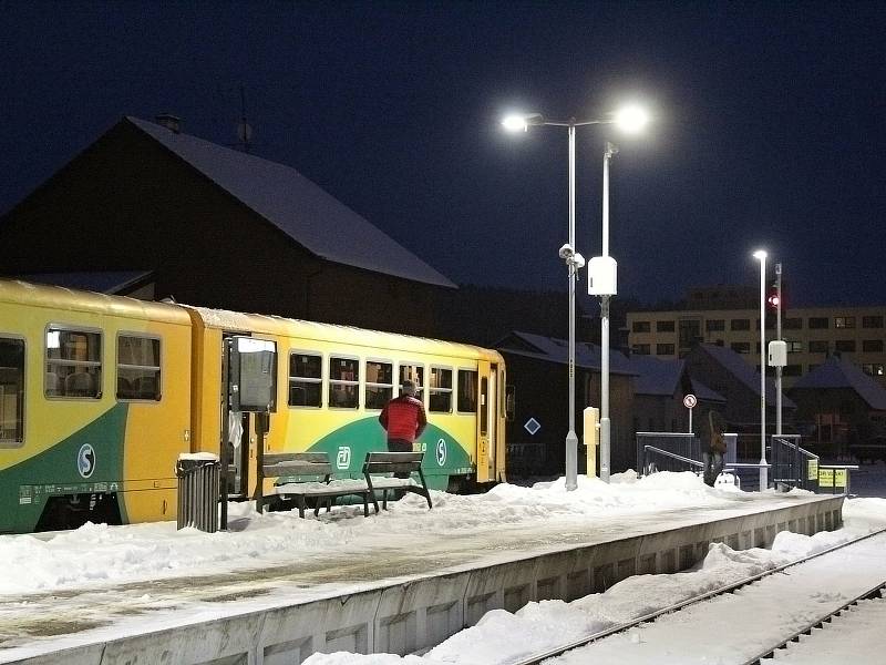 Zasněžené vlakové nádraží. Ilustrační foto.