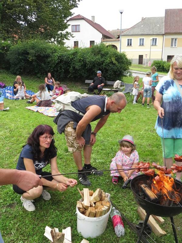 Kejklíř Vojta Vrtek na Sousedském pikniku v Miličíně.