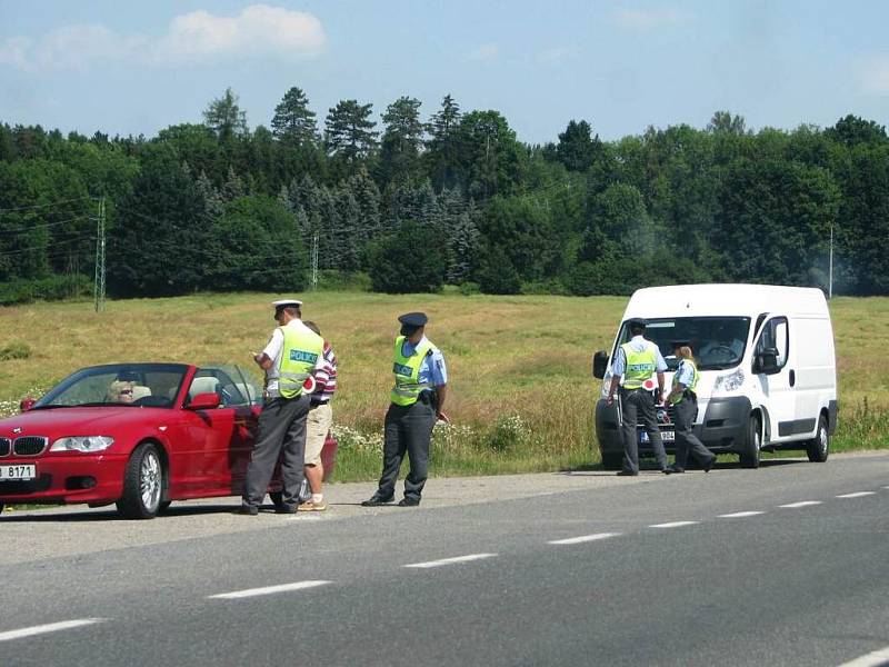 Policisté u křižovatky U Topolu