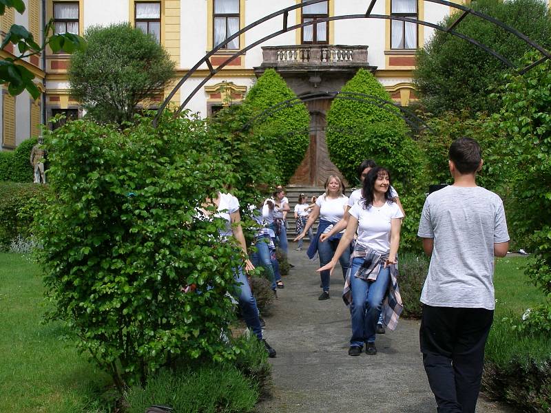 Ženy převážně z Ochotnického divadelního spolku z Postupic včetně juniorek tančily v zahradách Zámku Jemniště.