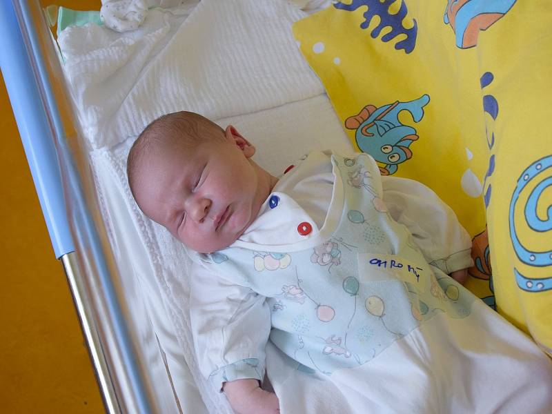 Matyáš Chromý se Kristýně a Jaroslavovi narodil v benešovské nemocnici 24. června 2022 v 1.02 hodin, vážil 3910 gramů. Rodina bydlí v Tehově a Matyáš má bratra Dominika (7).