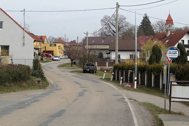 Průtah obcí Soběhrdy pohlídá od dubna měřič rychlosti jízdy. Právě tady, kousek od autobusové zastávky začíná a končí měřený úsek. Pro radar už tam stojí ocelový pozinkovaný sloup.