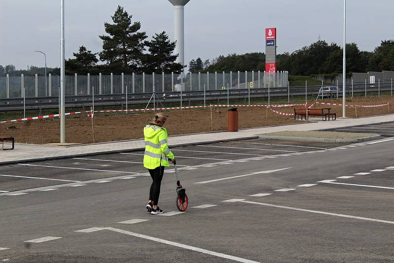 Zmodernizovaná dálniční odpočívka Střechov před dokončením.