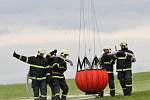 Dobrovolní hasiči trénovali doplňování vaku zavěšeném pod vrtulníkem pro hašení požárů v nepřístupném terénu. 