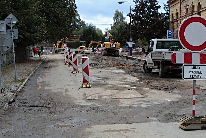 Stavba okružní křižovatky mezi Nádražní a Tyršovou ulicí v Benešově.