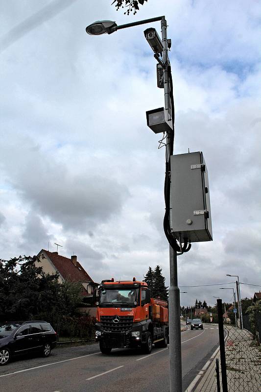 Dopravu v centrální části Chlístova ovlivňuje silnice mezi Benešovem a Týncem nad Sázavou a pak - radar. Bezpečnost nejen pěších zvýšil chodník, ale současně právě také měření rychlosti.