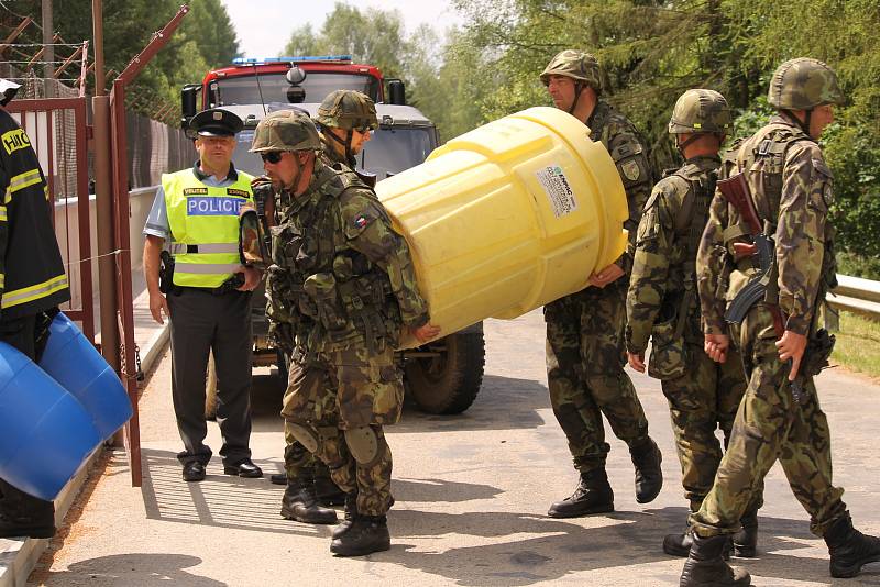 Příslušníci Aktivních záloh AČR nacvičovali na přehradě Švihov na Želivce ochranu strategických objektů.