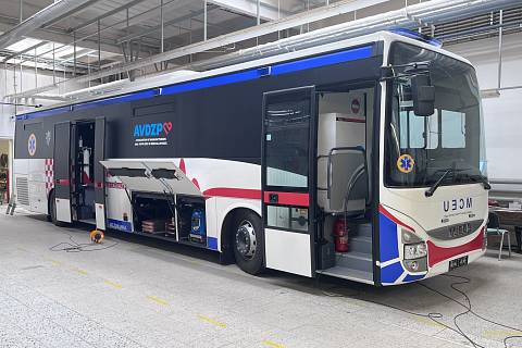 Autobus Iveco předělaný ve firmě Royax v Netvořicích na pojízdnou polní nemocnici pro Ukrajinu.