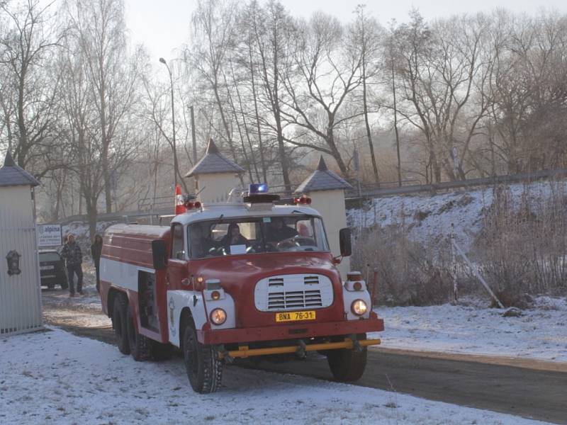 Požár budovy v areálu autovrakoviště Rudolf v Benešově.