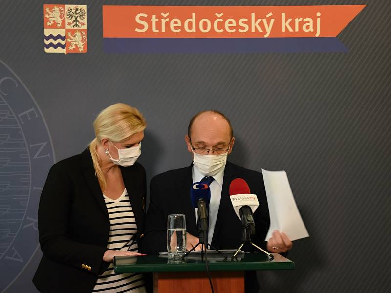 Z tiskové konference po jednání středočeského krizového štábu. Na snímku hejtmanka Petra Pecková a radní pro oblast zdravotnictví Pavel Pavlík.