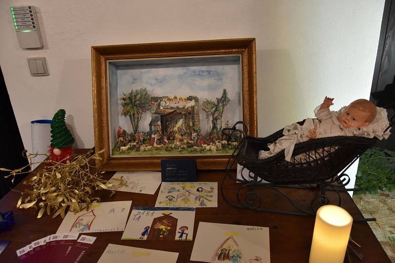 Výstava betlémů a sáněk, která má díky svému prostředí neopakovatelnou atmosféru, je k vidění na zámku v Třebešicích nedaleko Divišova.