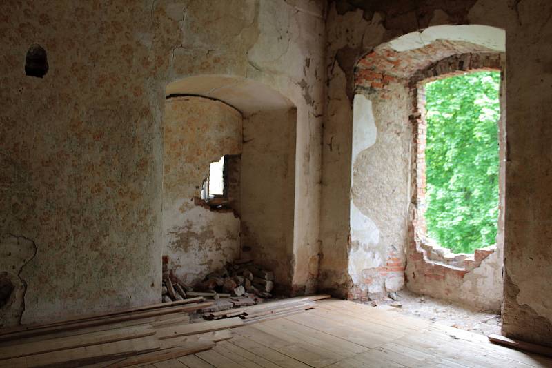 Z postupné záchrany zdevastovaného zámku ve Zvěstově.