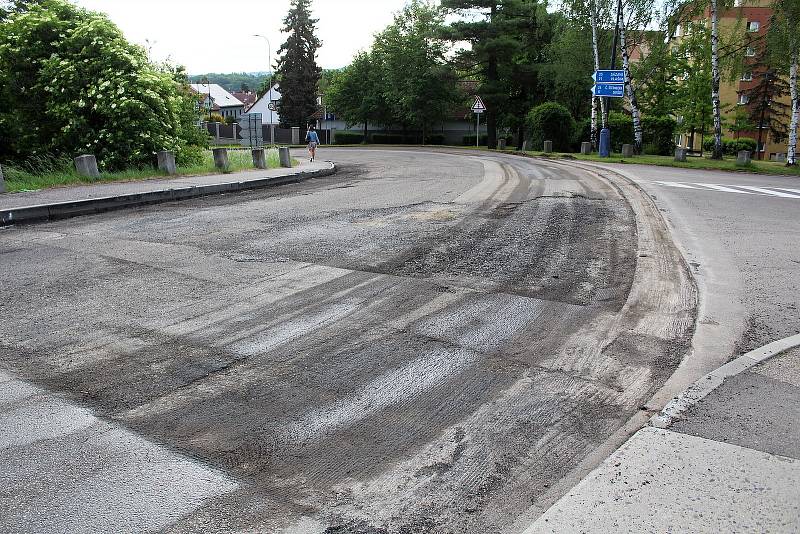 Z rekonstrukce povrchu silnice v Nové pražské ulici v Benešově.