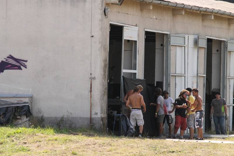 Elektronická hudba bude znít po celý víkend Táborskými kasárnami v Benešově.