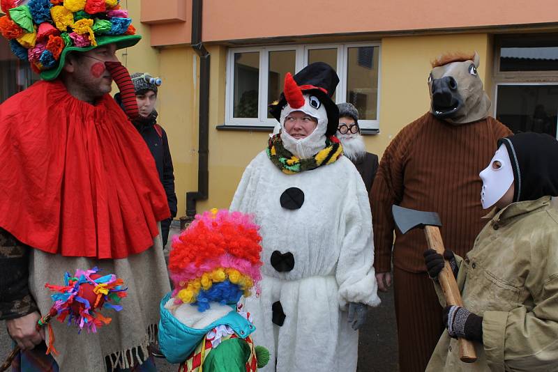 V průvodu se objevily, krom různých pohádkových a filmových masek, i dvě kalkulačky.