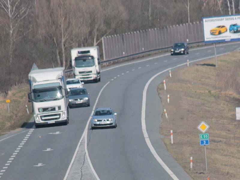 Rychlé jezdce stíhaly dálniční SuperB, VW Passat a Ford Mondeo. Nebezpečené předjíždění hlásila posádka vrtulníku a rychlost měřil také radar benešovské dopravní policie.