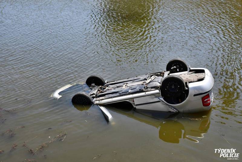 Vyprošťovat auto z vody jel k Praze jeřáb až z Benešova