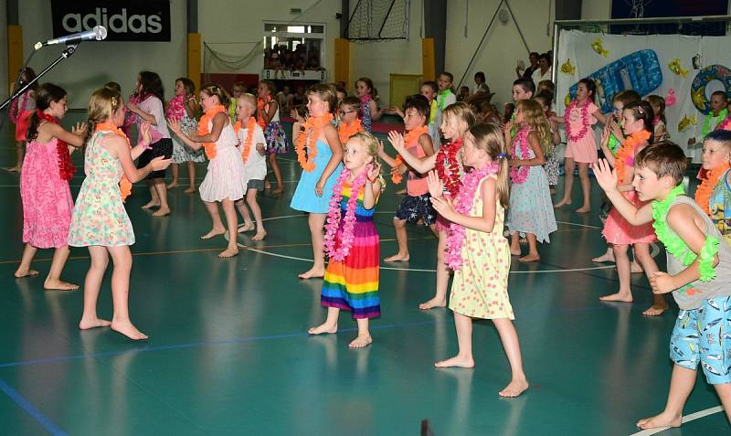 Ze školní akademie ve sportovní hale v Králově Dvoře.