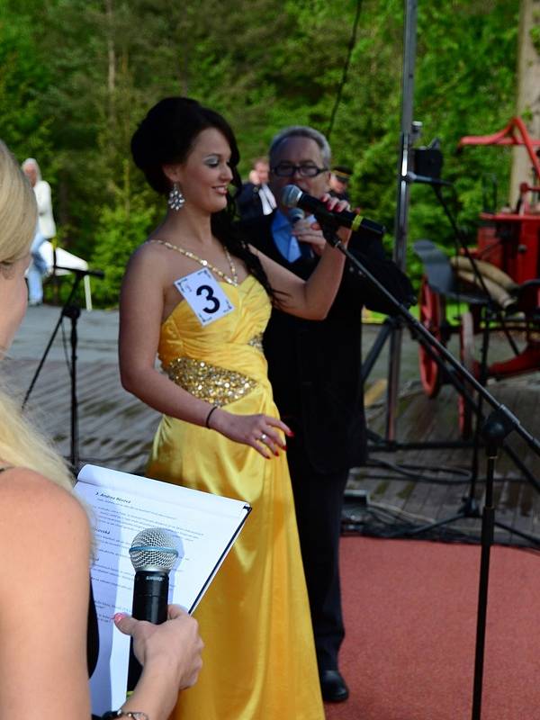 Z šatny a zákulisí volby Miss hasička Středočeského kraje 2013 na Konopišti.