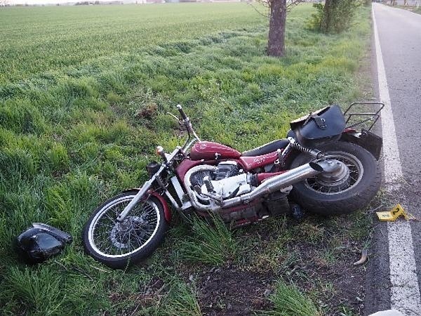 Tragická nehoda u Velké Bíteše: motorkářka narazila do stromu. Zemřela