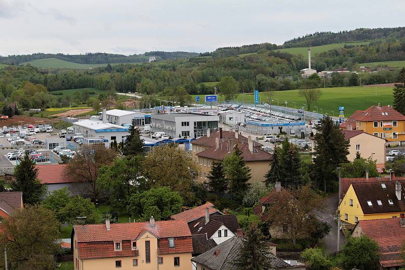 Olbramovice a okolí z dominanty obce, věže kostela Všech svatých.