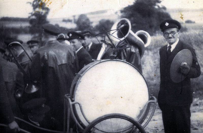 Když měla hrát kapela Jaroslava Sochůrka v sousední vesnici, přesouvala se pěšky. Těžký nástroj si proto bubeník naložil na dvoukolák.