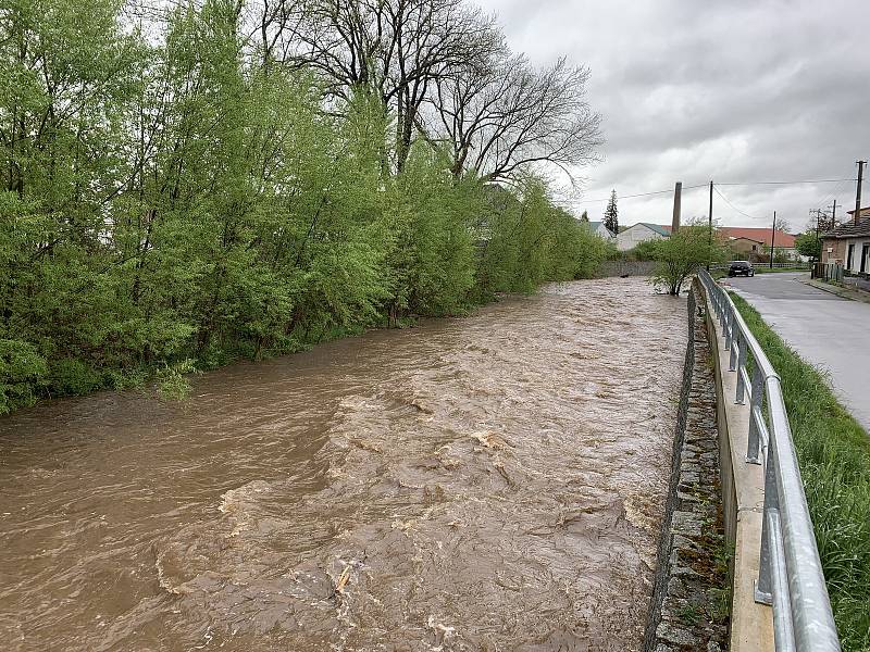 Červený potok v Hořovicích po deštích dosáhl 2. povodňového stupně.
