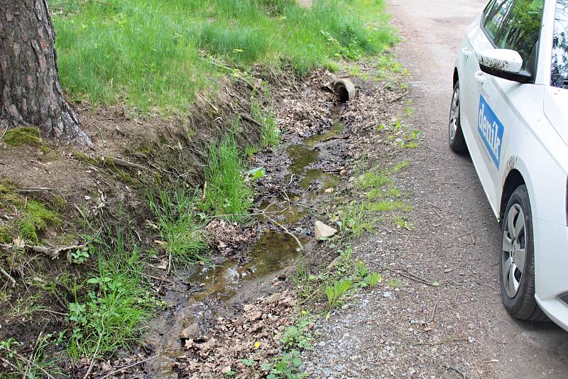 Udržet vodu v městské krajině pomůže v Týnci nad Sázavou výstavba tůněk na strouze mezi garážemi a ulicí K Zeleným vratům.