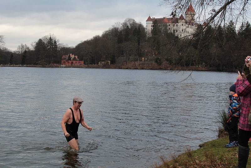 Novoroční běh a plavání otužilců se konaly v konopišťském zámeckém parku.