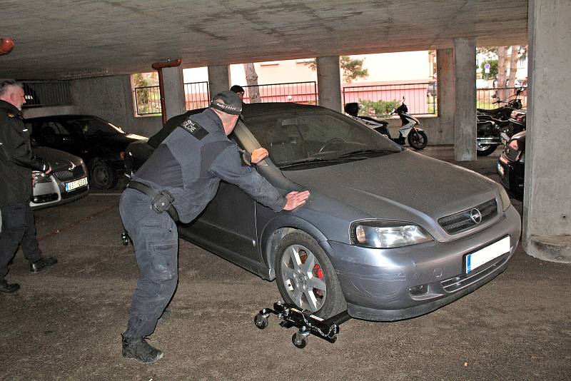 Městská policie v Benešově využívá speciální hevery na manipulaci s vozidly ve stísněném prostoru.