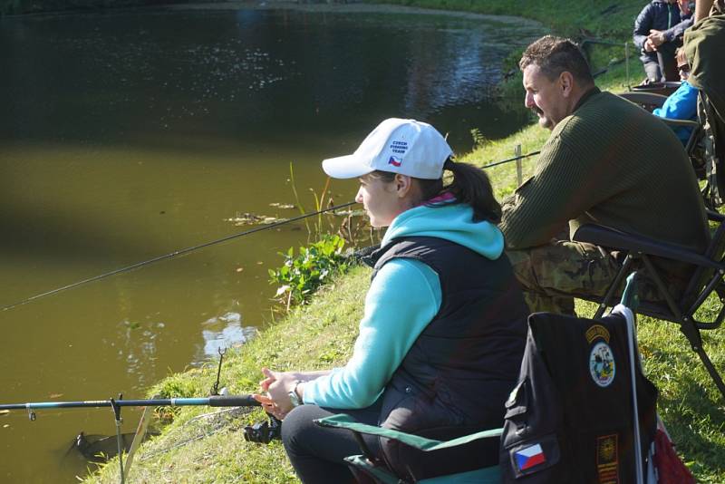 Malí rybáři předvedli, jak nejlépe a nejrychleji dokážou ulovit rybu.