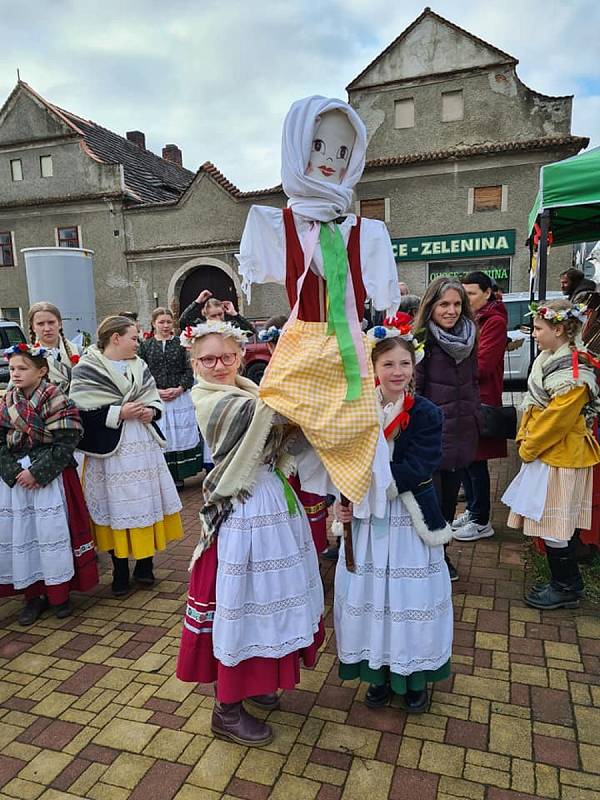 Z vystoupení folklorního souboru Benešáček v rámci doprovodního programu Velikonočního jarmarku v Bystřici.